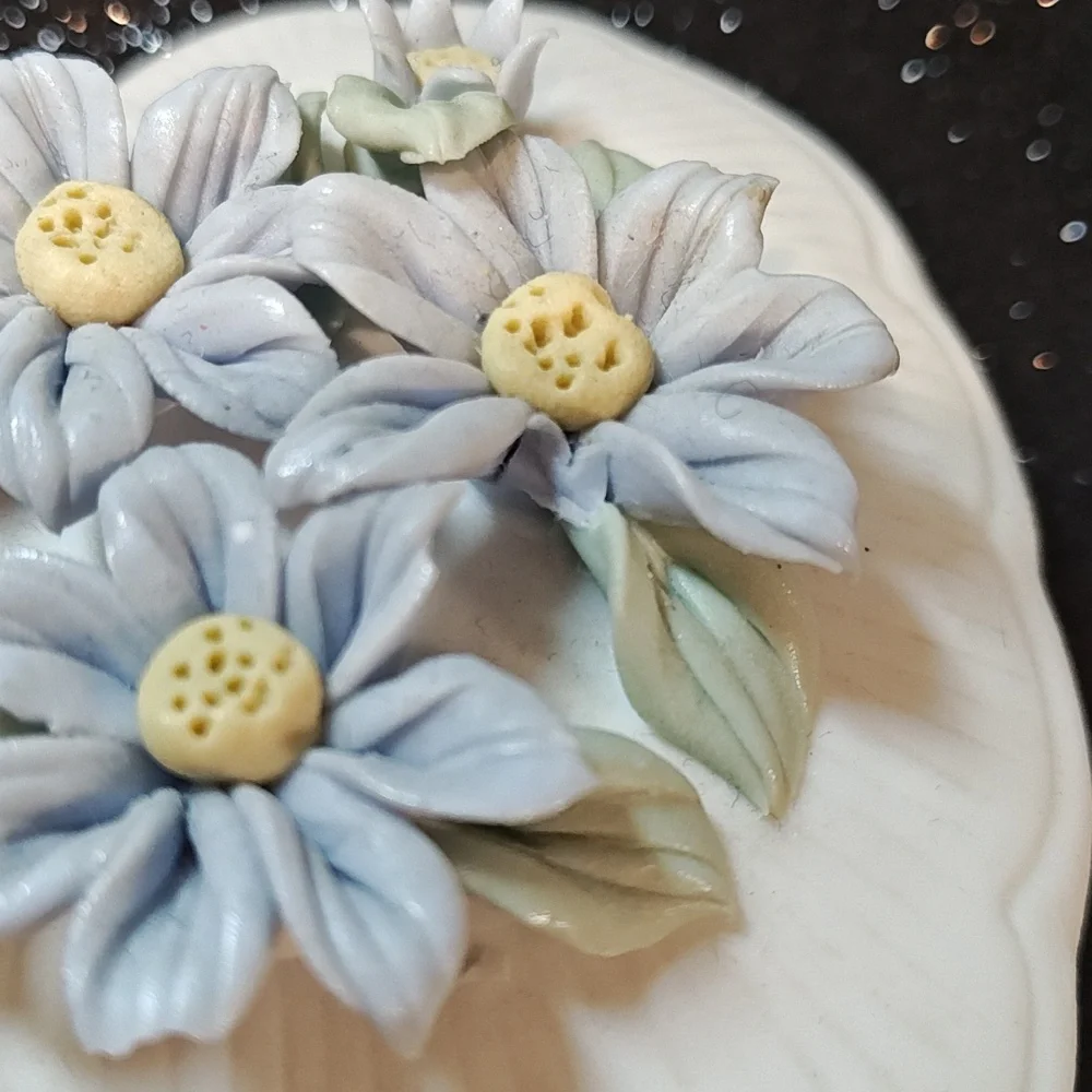 3/$20 Hermitage Pottery Daisy Heart-Shaped Jewelry/Trinket Box - Picture 4 of 6